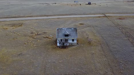 Vista-Aérea-De-Una-Vieja-Casa-Abandonada-Destrozada-En-El-Campo-Cerca-De-La-Emperatriz-Alberta-Canadá-Durante-El-Día