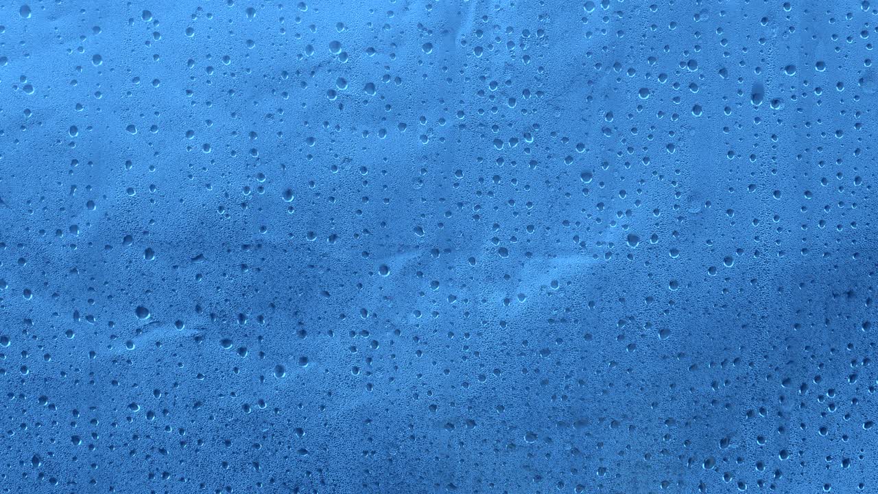 muchas gotas de agua en la superficie de condensación azul oscuro. textura de fondo abstracta.