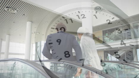 animación del reloj haciendo tic-tac sobre diversas personas de negocios en la oficina.