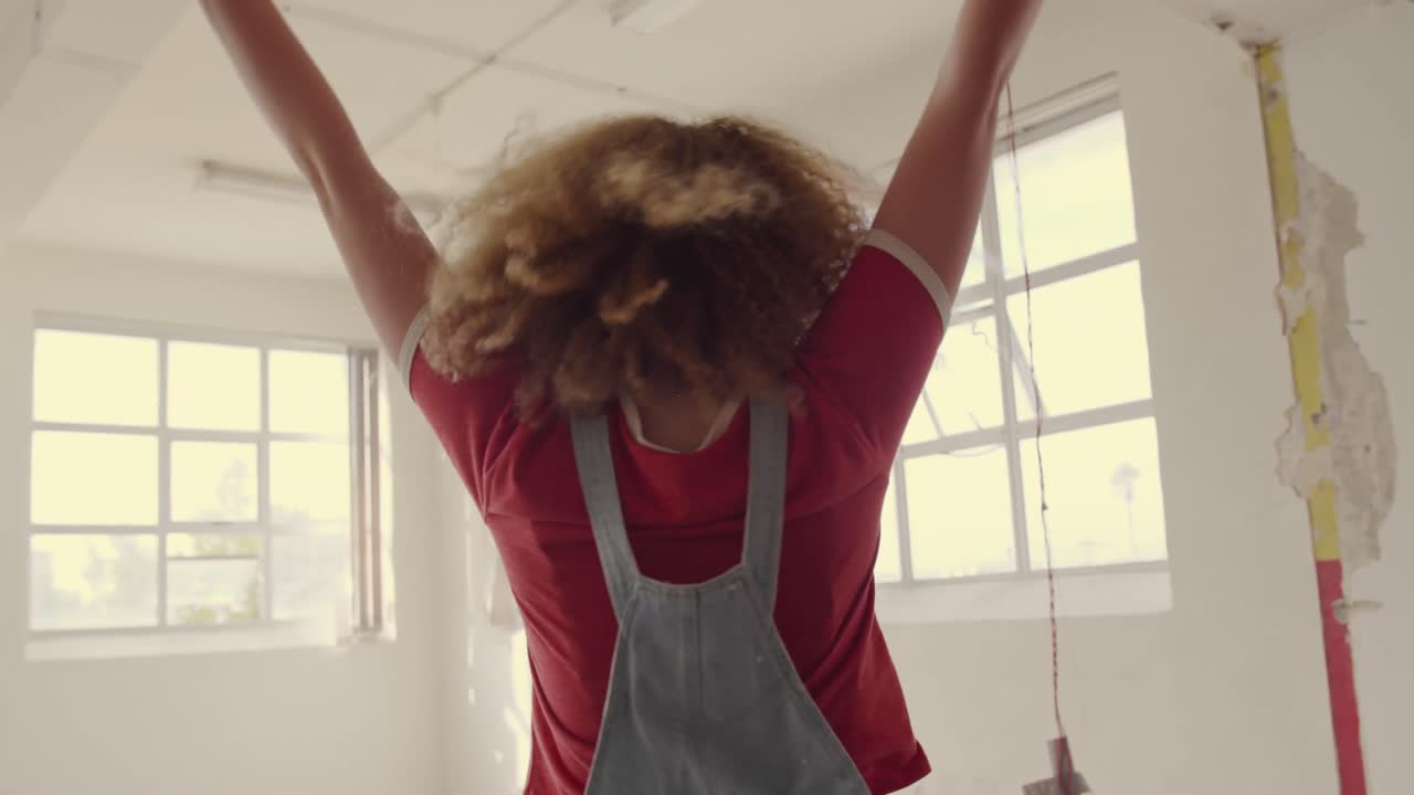 mujer joven de moda en un almacén abandonado