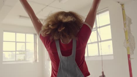 Fashionable-young-woman-in-an-abandoned-warehouse