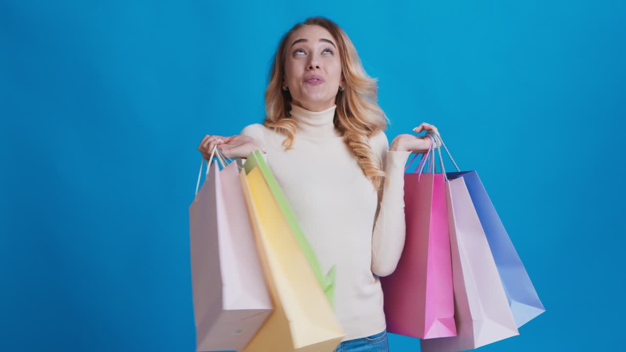 mujer feliz con bolsas de la compra