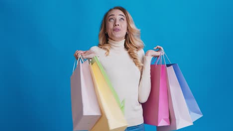 mujer feliz con bolsas de compras