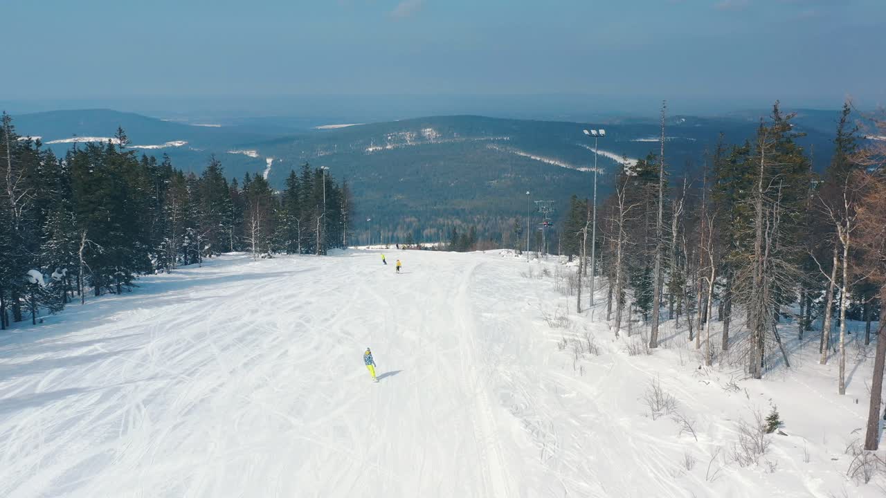 눈 인 산기?? 에 있는 스키 선수 들