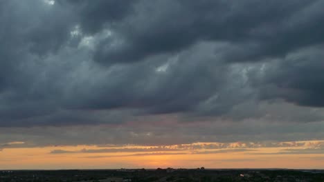 Lapso-De-Tiempo-Al-Atardecer-Con-Nubes-Dramáticas-Y-Sol-Dorado