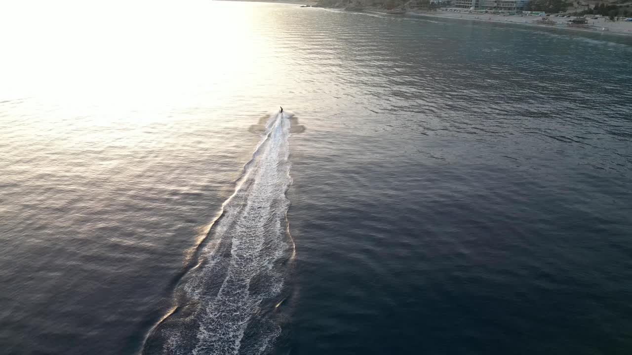 водный реактивный велосипед быстро путешествует по морю во время захода солнца в замедленном движении