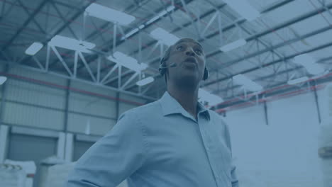 hablando por teléfono, hombre en el almacén con animación de datos logísticos superpuesta