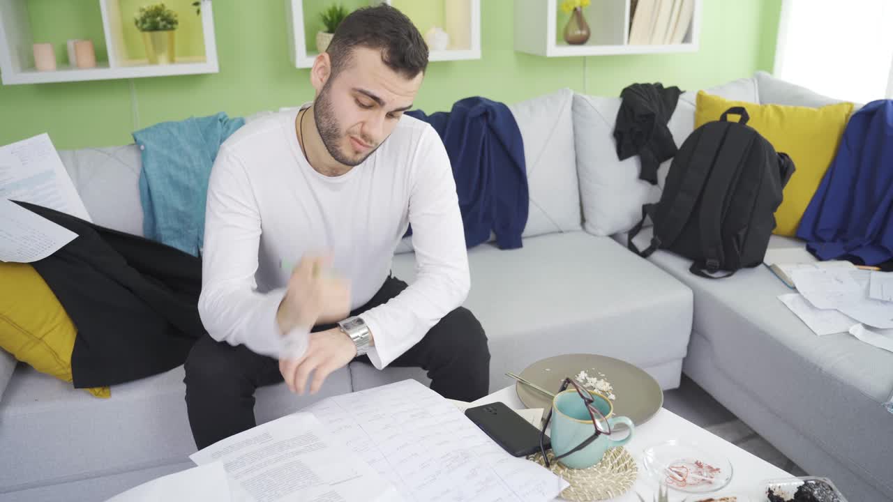 게으르고  ⁇ 망진창한 남자, 사려깊은 남자