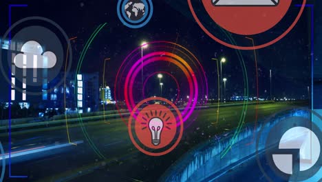 múltiples iconos digitales y escáner redondo de neón contra el tráfico de la ciudad por la noche