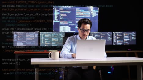 programador trabajando en código en una oficina moderna oscura