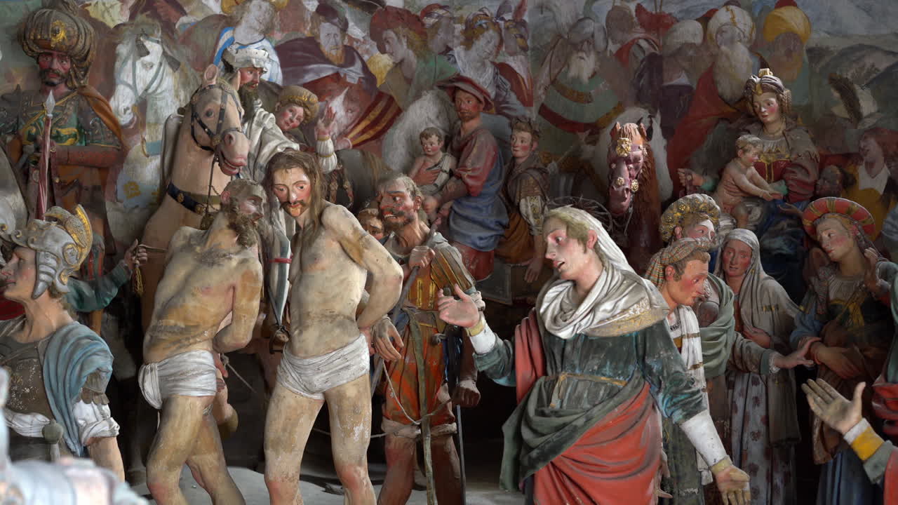 Sculture in terracotta di Gesù Cristo sulla via del Calvario, in una rappresentazione di scena con personaggi biblici da una cappella del famoso Sacro Monte di Varallo, un sito patrimonio dell'UNESCO