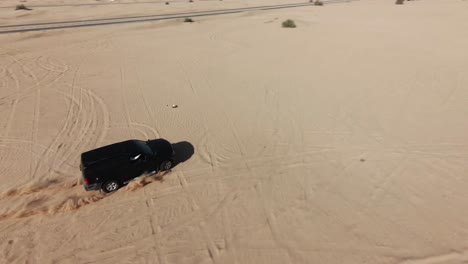 Clip-De-Drone-Fpv-En-Cámara-Lenta-De-Un-Coche-Todoterreno-En-El-Desierto