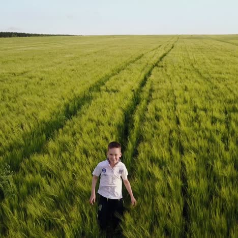 niños corriendo en el campo