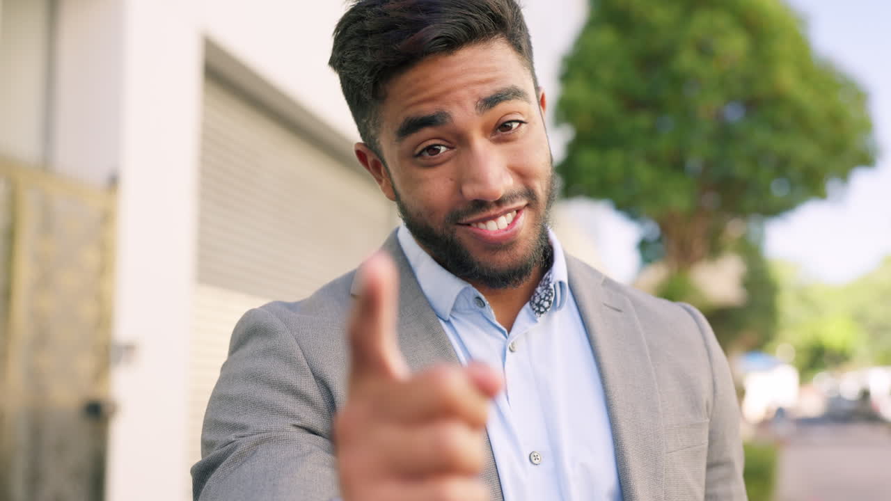 estamos contratando, sonrisa y hombre indio señalando