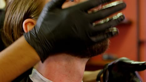 peluquero dando forma al hombre bigote 4k