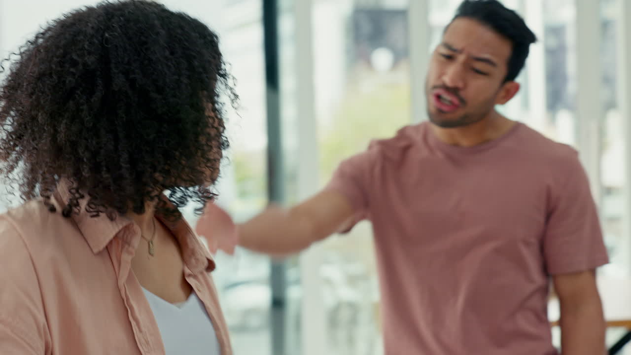 divorcio, abuso doméstico y una pareja peleando