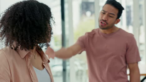 divorcio, abuso doméstico y una pareja peleando