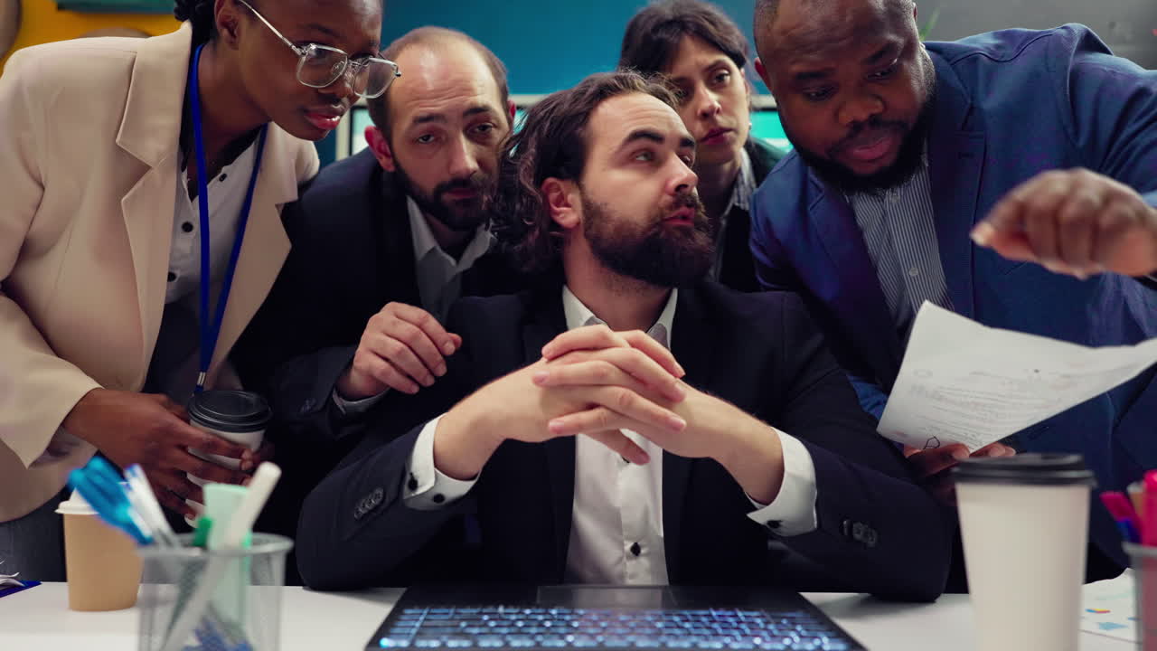 프로젝트 팀의 pov가 감독자와 함께 진행 상황을 발표합니다.