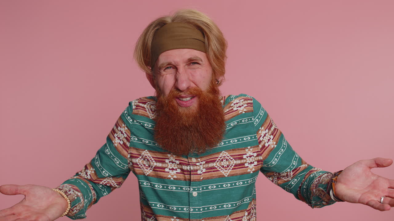 남자는 분노한 표정으로 손을 들어 왜 실패한 이유를 묻고 불신을 보여줍니다.