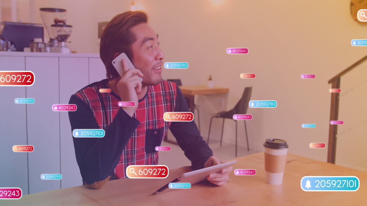 animación de iconos de los medios sobre un hombre asiático feliz usando un teléfono inteligente