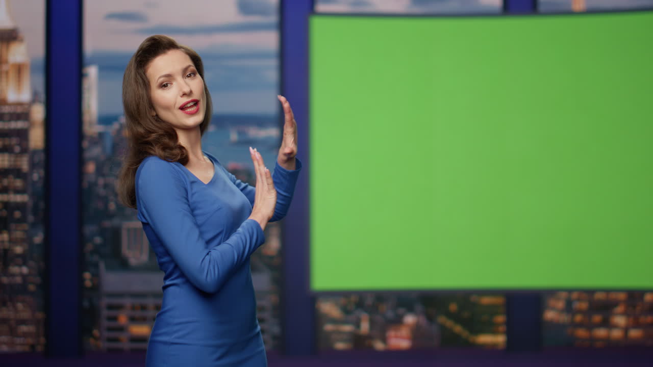 el elegante reportero de noticias de última hora muestra información en pantalla verde de estudio de cerca.