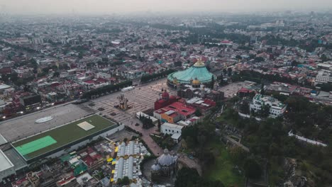 Drohnen-Hyperlapse,-Basilika-Der-Guadalupe-Villa-Im-Stadtzentrum-Von-Mexiko-Stadt,-Luftzeitraffer-Eines-Religiösen-Wahrzeichens