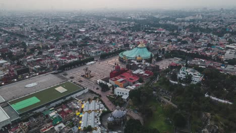 hiperlapso de avión no tripulado, basílica de guadalupe villa centro de la ciudad de méxico, timelapse aéreo de monumento religioso