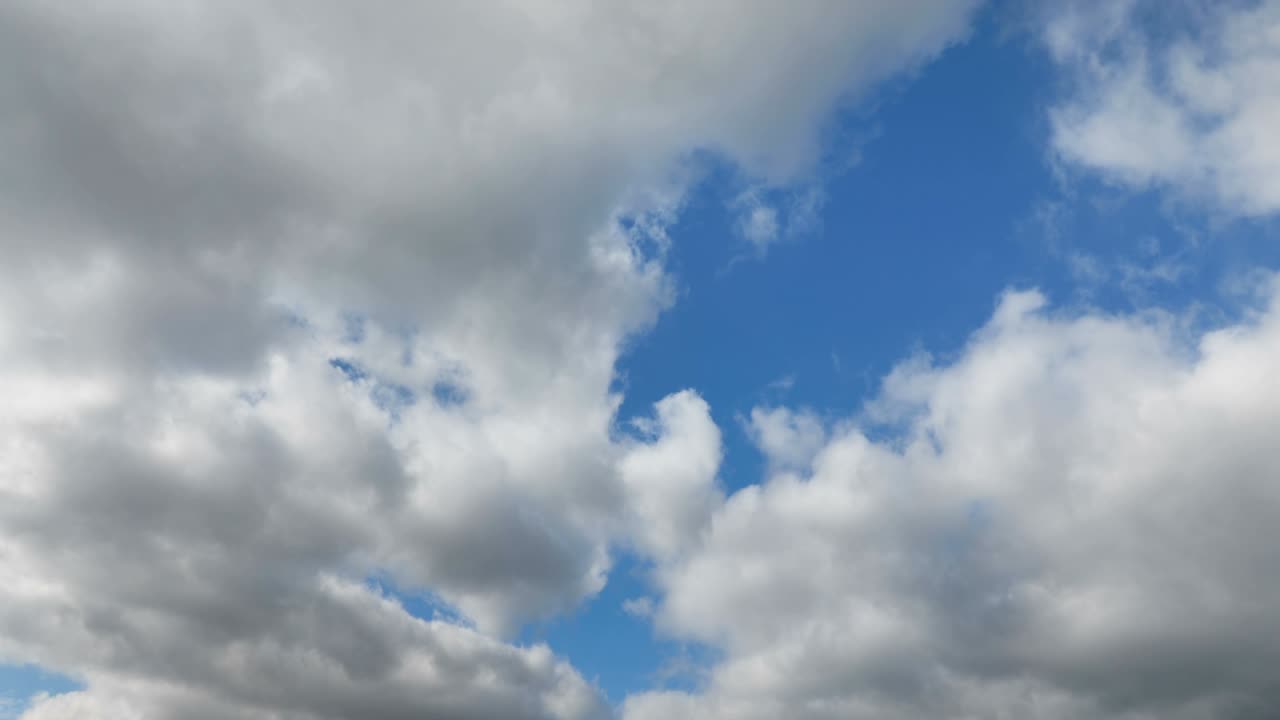 el cielo azul nublado es un bucle de lapso de tiempo