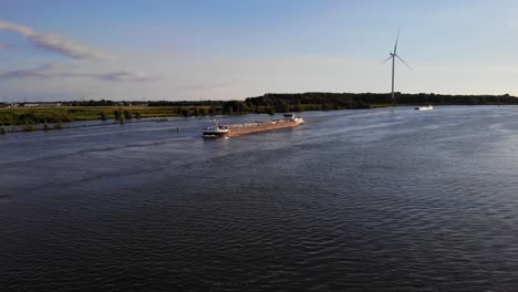 vista aérea sobre oude maas hacia la vista de un petrolero interior de brandini que pasa