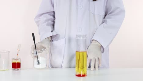el científico demuestra un experimento con una lámpara de lava colorida