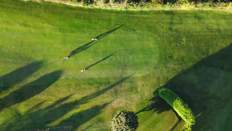 Toma-Aérea-De-Golfistas-Caminando-Por-La-Calle-En-El-Campo-De-Golf-Houghton-Le-Spring