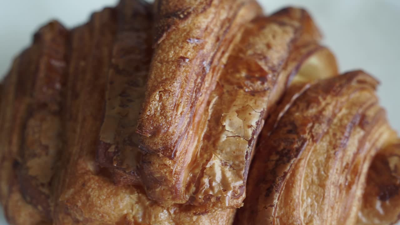 Primo piano di un croissant dorato