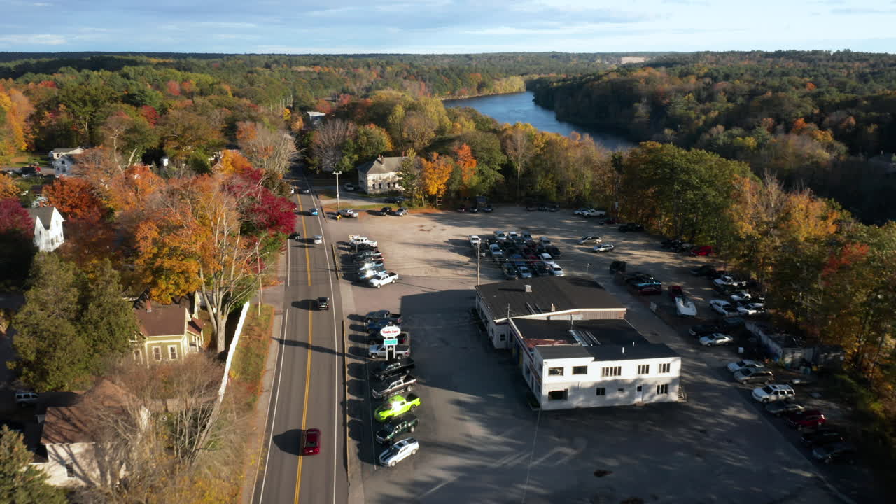 impresionante disparo de dron volando sobre la ruta 196 cerca del río androscoggin en maine