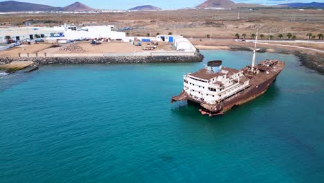 Perfekter-Luftbildflug-Verflüssigtes-Erdgas-Lng-Unfall-Schiffswrack-Auf-Strand-Sandbank-Lanzarote-Kanarische-Inseln,-Sonniger-Tag-Spanien-2023