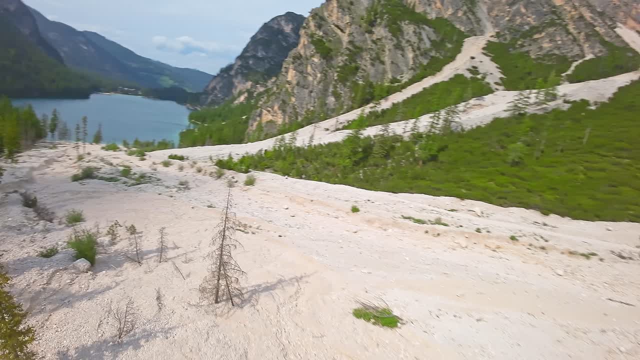 FPV-дрон исследует альпийскую долину у озера Прагзер-Вильдзэ, Италия.