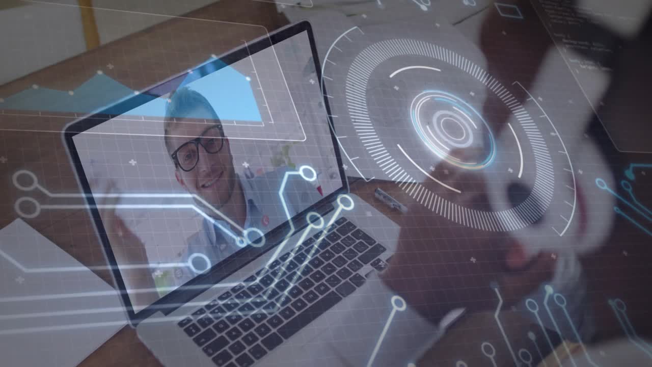 Bruger tapper på smartphoneskærm, hvilket fremkalder animeret kredsløbsgrafik på en bærbar computer under et teknisk opkald.
