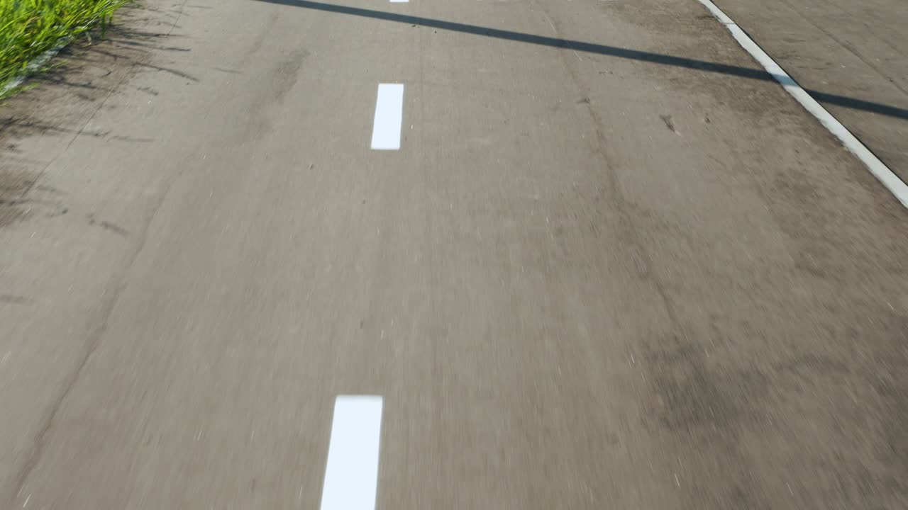 el ciclismo en el sendero para bicicletas.