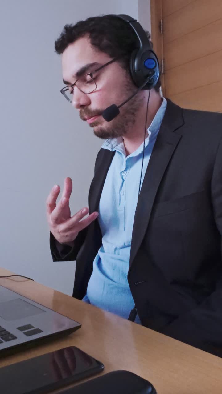 Uomo sicuro di sé che fa una presentazione online gesticolando