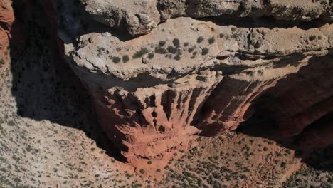 Vista-Aérea-De-Drones-De-Una-Impresionante-Formación-De-Roca-Roja-En-Un-Cañón-De-Postre-Rojo-En-Teruel