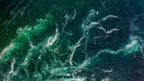 las olas de agua del río y el mar se encuentran durante la marea alta y la marea baja.