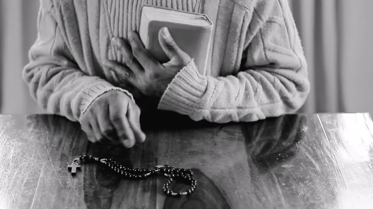 성경으로 하나님께 기도하는 것, 사람들과 함께 충실하게 배하는 것, 스 영상, 스 비디오