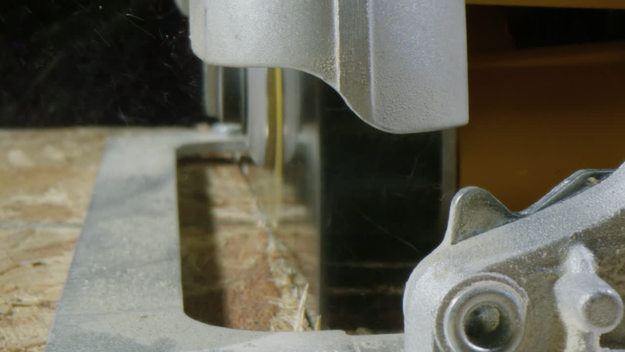 круговая пила режущая кусок дерева, доли, экстремальный крупный план, 4к