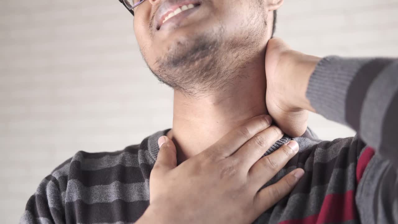 hombre comprobando su dolor de garganta