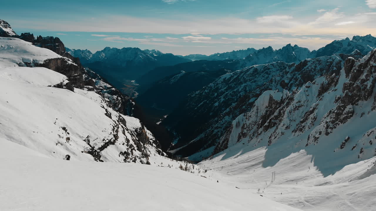 Magnifica vista aerea di una valle montuosa innevata
