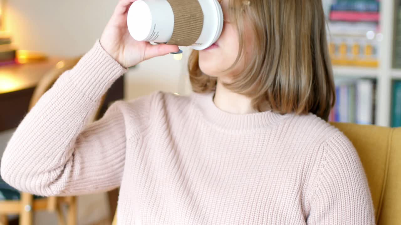 mujer leyendo una novela mientras toma café