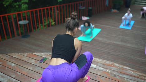 clase de yoga al aire libre