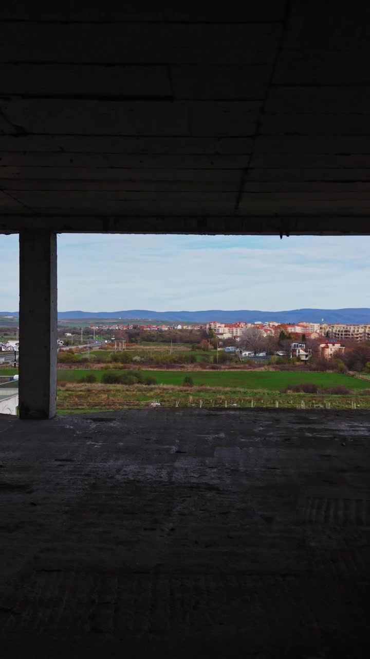 Canteiro de obras de um grande edifício com um plano de fundo panorâmico à luz do dia