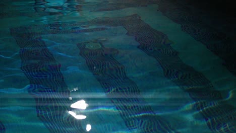 Vista-En-Cámara-Lenta-De-La-Luz-Reflejada-En-Una-Piscina-Con-Destellos-De-Lente-Anamórficos