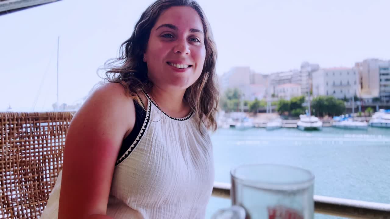 Mujer joven vlogueando durante sus vacaciones de verano