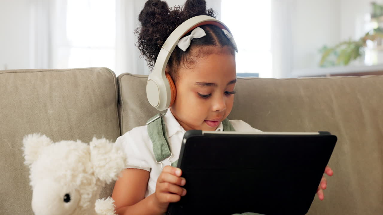 juego de tableta, auriculares y juegos para niños relajados